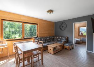 Posezení v ubytování Chalets du Bouchot & Jacuzzi privatif proximité Gerardmer & La Bresse