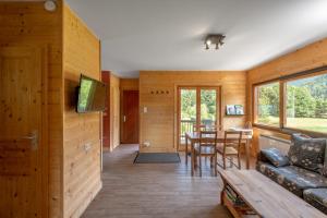 TV a/nebo společenská místnost v ubytování Chalets du Bouchot & Jacuzzi privatif proximité Gerardmer & La Bresse
