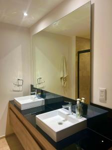 baño con 2 lavabos y espejo grande en Departamento en zona real a 5 mins de Andares, en Guadalajara
