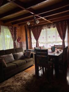 a living room with a couch and a table at Hospedaje Marisol in Pichicolo