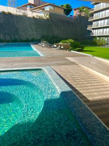 una piscina junto a un edificio en Departamento en zona real a 5 mins de Andares, en Guadalajara