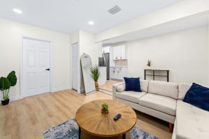 Dapur atau dapur kecil di Recently Remodeled + Mins from Beach and Downtown