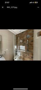 bagno con doccia, lavandino e specchio di Figueira da Foz Luxury Villa Suite Room a Buarcos