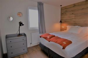 1 dormitorio con 1 cama, vestidor y ventana en Stracta Apartments, en Kirkjubæjarklaustur