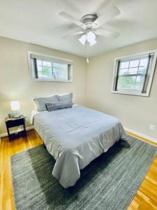 1 dormitorio con 1 cama y ventilador de techo en North Bethesda Gem, en Rockville