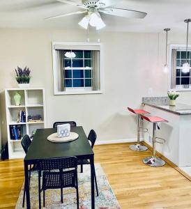 een tafel en stoelen in een woonkamer met een keuken bij North Bethesda Gem in Rockville