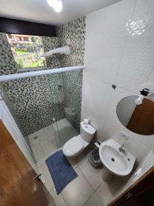 uma casa de banho com um WC, um lavatório e um chuveiro em Hospedaria Ilhabela - Flats Sul em Ilhabela