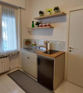 eine kleine Küche mit einer Spüle und einer Theke in der Unterkunft Casa Armilla in La Spezia