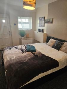um quarto com uma cama grande num quarto em 5 BEDROOM HOUSE- 7 BEDS - SEPARATE LIVING ROOM- WIFI -GARDEN- Parking em Birmingham