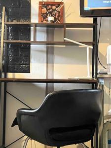 a black chair sitting in front of a desk at Estudio Departamento Madrid Noroeste Las Rozas in Las Rozas de Madrid