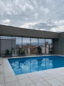 een zwembad bovenop een gebouw bij TERRA-BARRIO NORTE in San Miguel de Tucumán