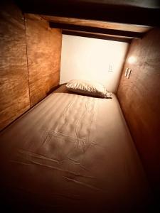 - un petit lit dans une petite chambre lumineuse dans l'établissement Blasina el valle, à El Valle de Antón