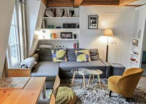 uma sala de estar com um sofá azul e uma mesa em Lovely Flat Luxembourg Garden em Paris