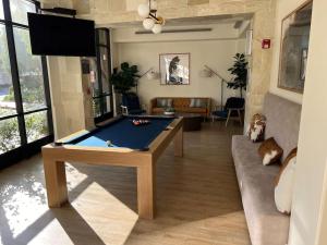 ein Wohnzimmer mit einem Billardtisch und einem Sofa in der Unterkunft Luxury Modern Condo 3-min from Six Flags w/PS5, 1GB Fast Wi-fi Kingbed in Santa Clarita