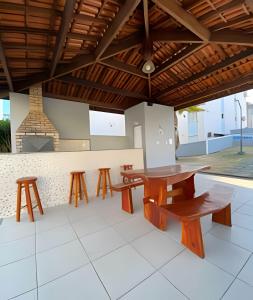 費拉迪聖安娜的住宿－Ap exclusivo 2/4 completo，用餐室配有木桌和长椅