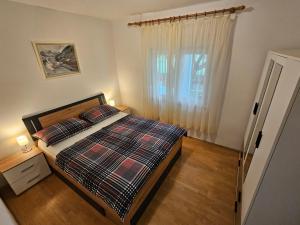 Postel nebo postele na pokoji v ubytování Family friendly apartments with a swimming pool Barbat, Rab - 4951