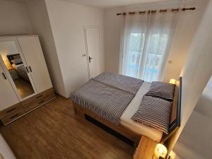 Postel nebo postele na pokoji v ubytování Family friendly apartments with a swimming pool Barbat, Rab - 4951 + 37 fotografií
