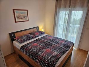 Postel nebo postele na pokoji v ubytování Family friendly apartments with a swimming pool Barbat, Rab - 4951