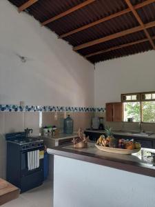 una cocina con fogones y un plato de fruta en la barra en Casa Majanicho en Rincón