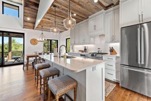 Η κουζίνα ή μικρή κουζίνα στο Hilltop Lodge Opulent Lakefront Living in Lake James