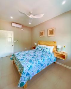 1 dormitorio con 1 cama y ventilador de techo en Ocean Blue Condos in Jacó, en Puntarenas