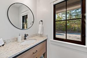 Φωτογραφία από το άλμπουμ του Hilltop Lodge Opulent Lakefront Living in Lake James σε Nebo +40 φωτογραφίες