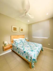 1 dormitorio con 1 cama y ventilador de techo en Ocean Blue Condos in Jacó, en Puntarenas