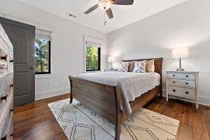 Ένα ή περισσότερα κρεβάτια σε δωμάτιο στο Hilltop Lodge Opulent Lakefront Living in Lake James