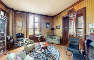 Χώρος καθιστικού στο 8 Bedroom Cozy Home In Saint-Vigor