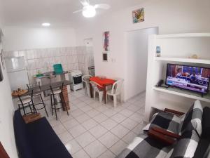 sala de estar con sofá y TV y cocina en Apto. Completo Centro Turistico Itacaré (nº202), en Itacaré