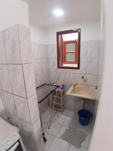 y baño con lavabo y espejo. en Apto. Completo Centro Turistico Itacaré (nº202), en Itacaré