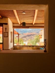 ventana con vistas a la montaña en Cabaña Alta Vista en Tilcara