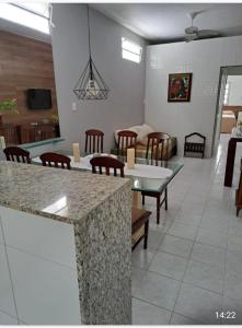 a dining room with a table and chairs at Ótimo Apt de 1qt a 60mts do Consulado EUA in Recife