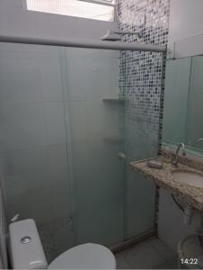 a bathroom with a glass shower and a toilet at Ótimo Apt de 1qt a 60mts do Consulado EUA in Recife