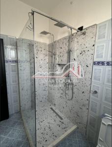 y baño con ducha y puerta de cristal. en house for rent vlore en Vlorë