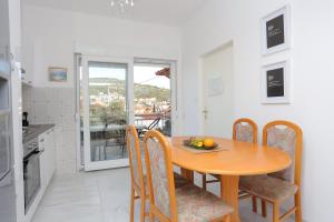 jadalnia ze stołem i krzesłami oraz kuchnia w obiekcie Apartments with a parking space Marina, Trogir - 1093 w Marinie