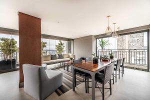 una sala da pranzo con tavolo e sedie di THINK HOME a San Paolo