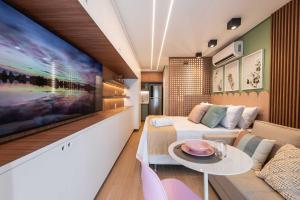 un soggiorno con un divano e un tavolo di THINK HOME a San Paolo