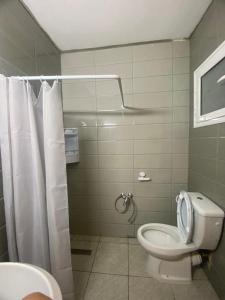 La salle de bains est pourvue d'une douche et de toilettes. dans l'établissement Beach houses Lost paradise, à Mouamla