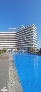 Bazén v ubytování Nuvasa Bay Resort Balcony Room 9B22 nebo v jeho okolí