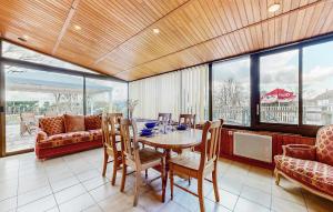 comedor con mesa, sillas y ventanas en Nice Home In La Bazouge-de-chemer With Kitchen, en La Cropte