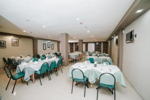 una habitación con mesas y sillas en un restaurante en GC Hotel, en Zamboanga