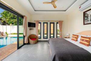 拉邁的住宿－Tropical Villa 3，一间卧室设有一张床和一个游泳池