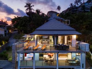 une maison avec une grande terrasse meublée dans l'établissement Tropical Villa 3, à Lamai