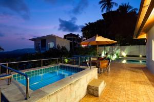 Bazén v ubytování Tropical Villa 3 nebo v jeho okolí