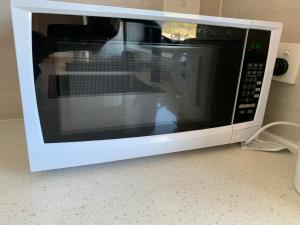 Cosy Secure comfortable for two in Canberra的电视和/或娱乐中心