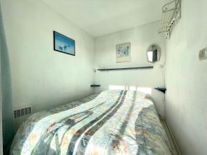 1 dormitorio con 1 cama en una habitación en Appartement Sète, 2 pièces, 6 personnes - FR-1-338-168 en Sète