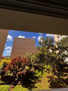 una vista di un edificio da una finestra di Marvelsun a Le Lamentin