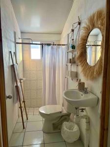 Et badeværelse på Surf House Mizata