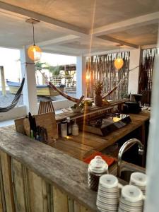 uma cozinha com um balcão com pratos e um lavatório em Surf House Mizata em Santa María Mizata